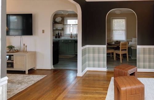 Wade Hampton Casa | Hot Tub & Designer Speakeasy 8 minutes Downtown GVL, Outdoor Theater, Piano