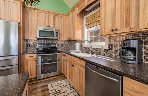 Macon Casa | Hot Tub, Dock, Large Deck, Firepit, Tiki bar, Pool!