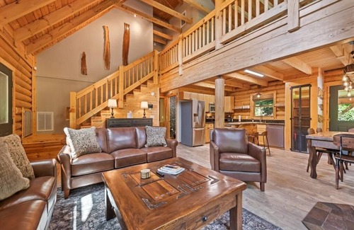 Waynesville Cabina | Hot Tub, Fiber-optic WiFi, Pool Table, Playground, Privacy. Cozy Log Cabin