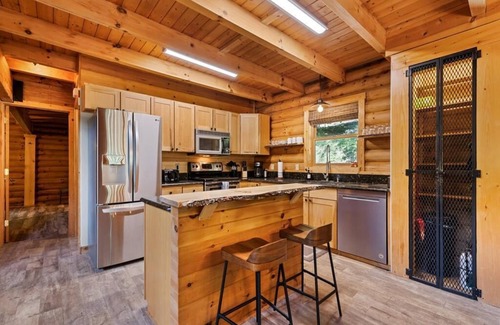 Waynesville Cabina | Hot Tub, Fiber-optic WiFi, Pool Table, Playground, Privacy. Cozy Log Cabin