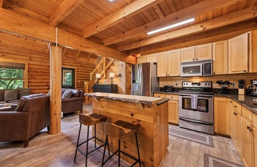 Waynesville Cabina | Hot Tub, Fiber-optic WiFi, Pool Table, Playground, Privacy. Cozy Log Cabin