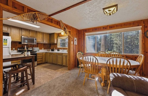 Island Park Casa | Hot Tub - Fire Pit - BBQ & 25min to Yellowstone!