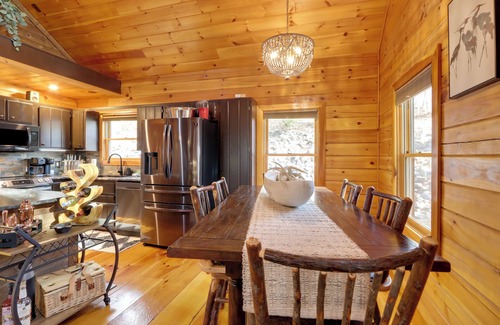 Murphy Cabina | Outdoor Oasis: Fall Family Retreat in Murphy!