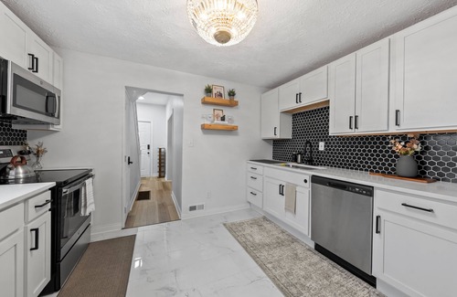 Merion Village Casa | Hot Tub + Fire Pit Walk to German Village