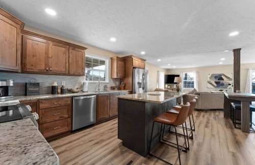 Omaha Casa | Hot Tub-Firepit-Bunkroom near Cricket Creek Marina