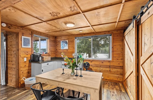 Belfair Cabina | Hot tub, firepit, kayak - all seasons lakefront comfort and fun near Hood Canal