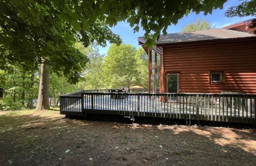 Coloma Casa | HOT TUB! Firepit, trail, gazebo, kayaks, PONDS! Hill for your snow sleights!