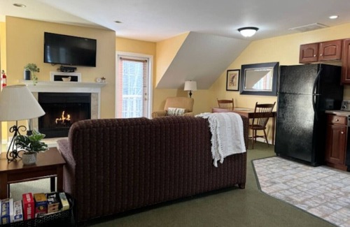 Francestown Casa | Hot Tub & Fireplace | Relax Near Ski & Golf