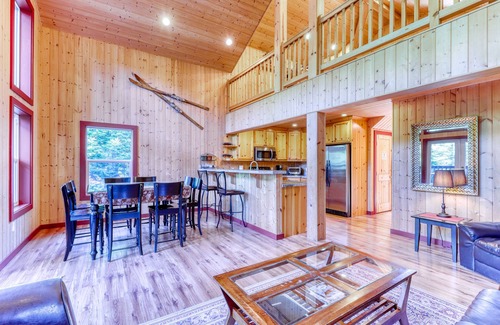 Skykomish Cabina | Hermosa casa de dos pisos con vistas a la montaña y jacuzzi privado!