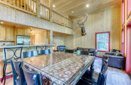 Skykomish Cabina | Hermosa casa de dos pisos con vistas a la montaña y jacuzzi privado!