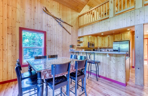Skykomish Cabina | Hermosa casa de dos pisos con vistas a la montaña y jacuzzi privado!
