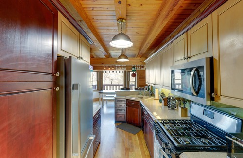 Deep Gap Cabina | Hot Tub & Game Room: Powderhorn Mountain Cabin