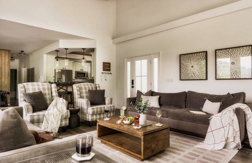 Chalet Village Cabina | Hot Tub, Game Room, Theater, Fire Pit, VIEWS, Luxury! - Ski View Lodge