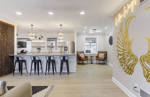 Ellendale Casa | Hot Tub+Gas Fire Pit+Outdoor Oasis+Lights+Murals