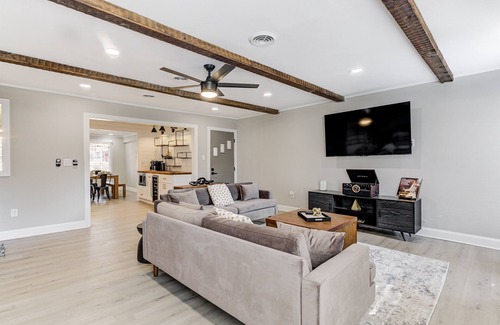 Ellendale Casa | Hot Tub+Gas Fire Pit+Outdoor Oasis+Lights+Murals