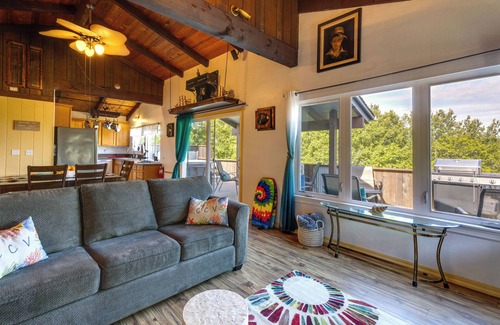 Waldport Cabaña | Hot Tub, Grill & Views: Waldport Getaway!