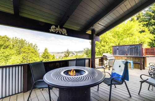 Waldport Cabaña | Hot Tub, Grill & Views: Waldport Getaway!