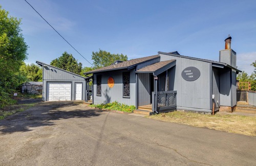Waldport Cabaña | Hot Tub, Grill & Views: Waldport Getaway!