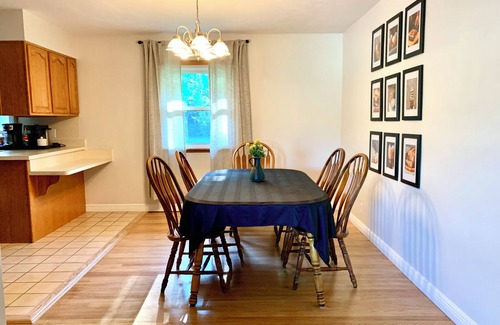 South Bend Casa | |HOT TUB| Hazel Acres| Quiet Getaway | Notre Dame
