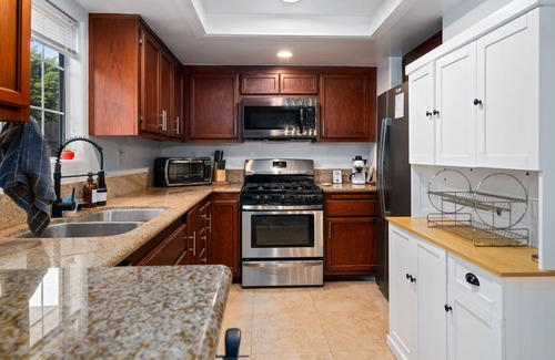 Sutter Casa | Hot Tub House in Long Beach!