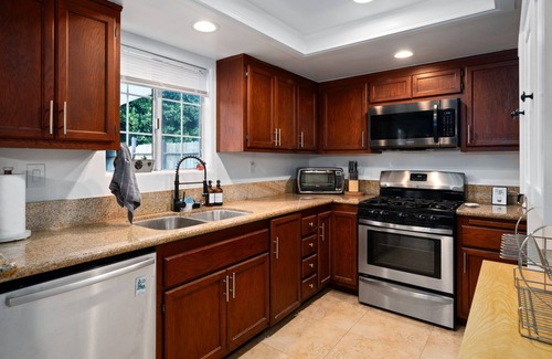 Sutter Casa | Hot Tub House in Long Beach!