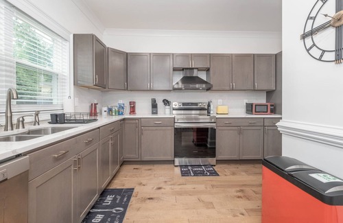 Derita - Statesville Casa | ★HOT TUB in UPTOWN w/ KING BED ♥ KARAOKE & GAMES★