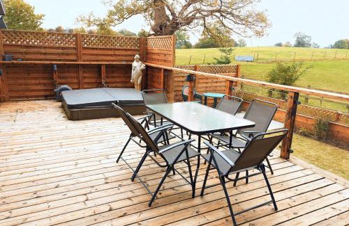 Congleton Apartamento | Hot Tub, Lake View, Peaceful Woodland Retreat