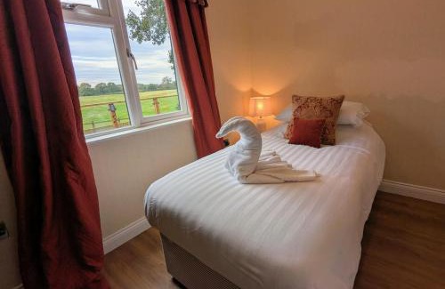 Congleton Apartamento | Hot Tub, Lake View, Peaceful Woodland Retreat