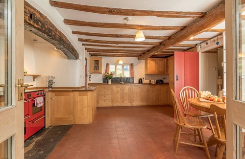 Penrhyndeudraeth Cabaña | Hot tub, mountain views and a steam train running through the garden | Rhiwgoch