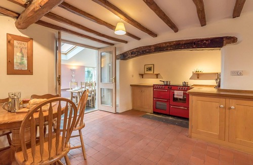 Penrhyndeudraeth Cabaña | Hot tub, mountain views and a steam train running through the garden | Rhiwgoch