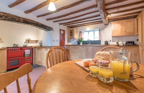 Penrhyndeudraeth Cabaña | Hot tub, mountain views and a steam train running through the garden | Rhiwgoch