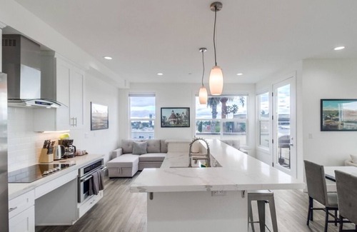 University Heights Condominio | Hot Tub, New 2 Bedroom Park Blvd Condo