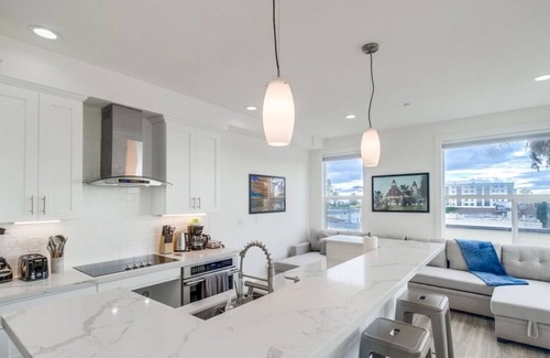 University Heights Condominio | Hot Tub, New 2 Bedroom Park Blvd Condo