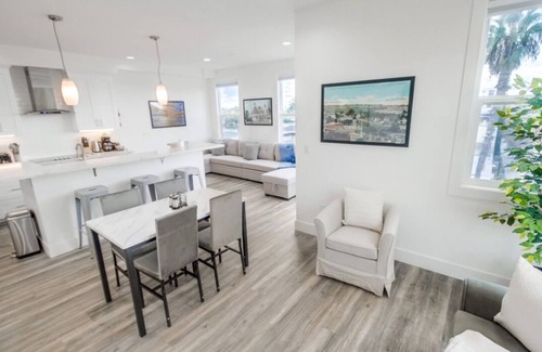 University Heights Condominio | Hot Tub, New 2 Bedroom Park Blvd Condo