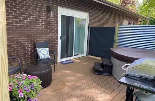 Halfmoon Apartamento | HOT TUB & New Stylish Saratoga County Efficiency