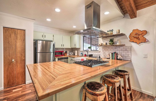 Munds Park Cabina | Hot Tub & Patio: Pet-Friendly Cabin in Munds Park!