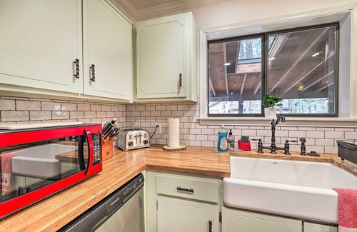 Munds Park Cabina | Hot Tub & Patio: Pet-Friendly Cabin in Munds Park!