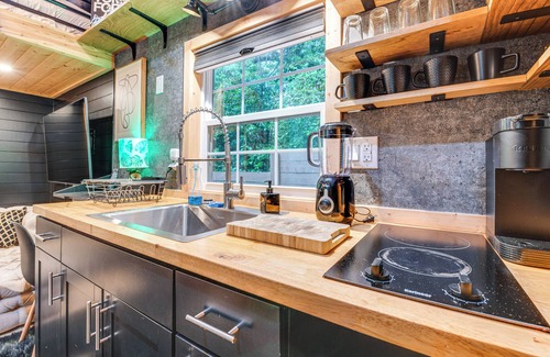 Church Street Apartamento | Hot Tub & Patio: Private Couple's Escape in ATL