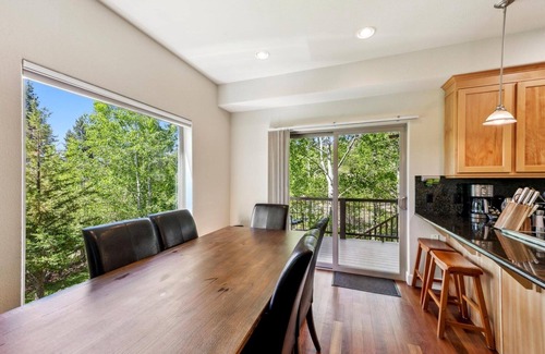 South Lake Tahoe Cabina | Hot Tub, Pet Friendly, 3 game rooms, Walk to Trailhead