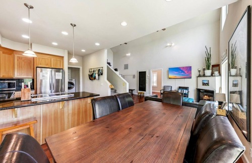 South Lake Tahoe Cabina | Hot Tub, Pet Friendly, 3 game rooms, Walk to Trailhead