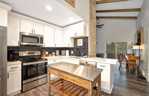 Charter Hills Cabina | ~NEW LISTING~Renovated Cabin~Deer Visits~Fireplace