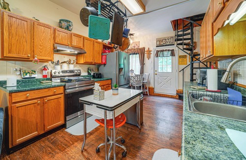 Adrian Casa | Hot Tub + Pet Friendly: Quiet French Creek Getaway