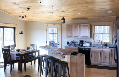 McHenry Cabina | Hot tub-petfriendly-firepit-pool table-bar-3+acres