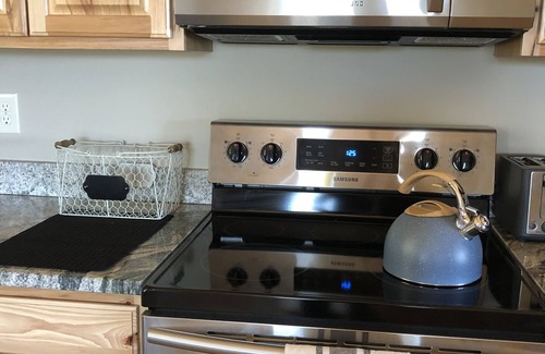 McHenry Cabina | Hot tub-petfriendly-firepit-pool table-bar-3+acres