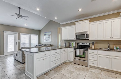 Crystal Beach Cabaña | Hot Tub! | Pets | Game Room | October & November Specials!
