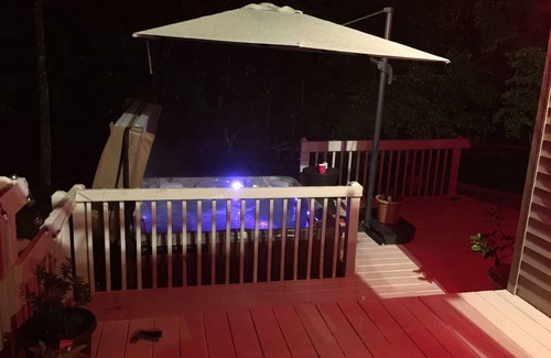 Tunkhannock Township Casa | Bañera de hidromasaje, sala de juegos, piscina, aire acondicionado central, cable, WiFi gratuito, tenis de lagos