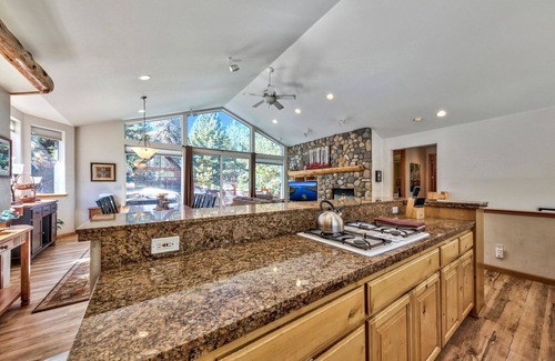 North Upper Truckee Cabina | Hot Tub, Pool Table, Bunk Beds, Large Yard, 8 Guests + Extra Kids 5 Yrs Old and Younger