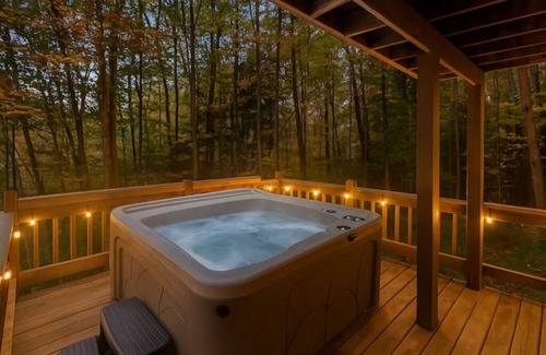 Campton Casa | Hot Tub + Pool Table + Resort Access + Fast Wifi