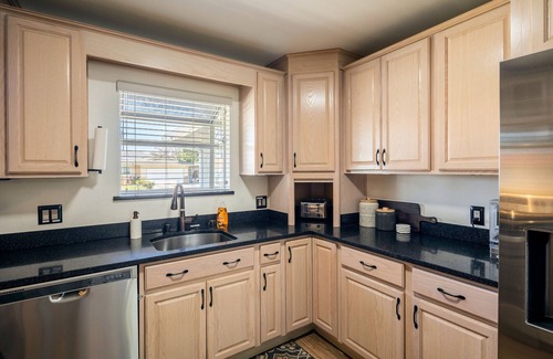 Raisin Casa | Hot Tub & Pool with 5 Cozy Bedrooms
