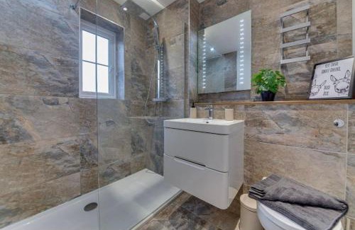 Cleethorpes Casa | “Hot Tub, Private Parking, Beachside Luxury”